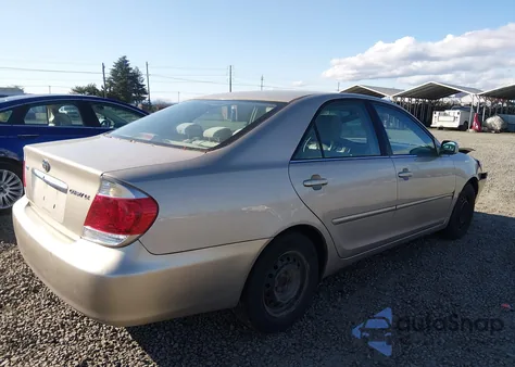 2005 Toyota Camry Le z USA, uszkodzony, nr VIN 4T1BE32KX5U519952